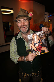 Am Ende gab es f&uuml;r alle die Wiesn-Playboy Ausgabe(&copy;Foto:Martin Schmitz)